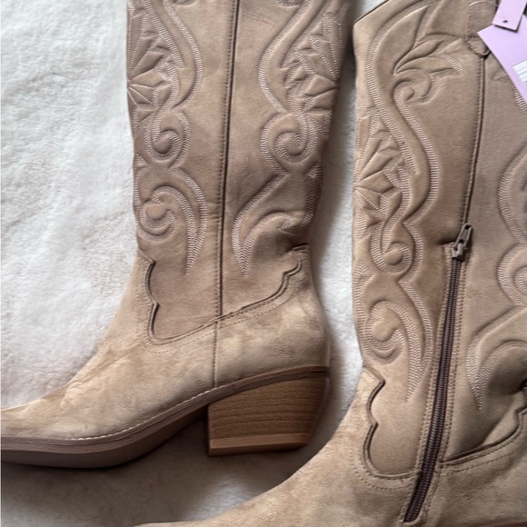 Tan Western Style Women's Boots Size 10 - Picture 3 of 7
